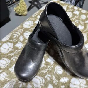 Sanita Shiny Silver Clogs